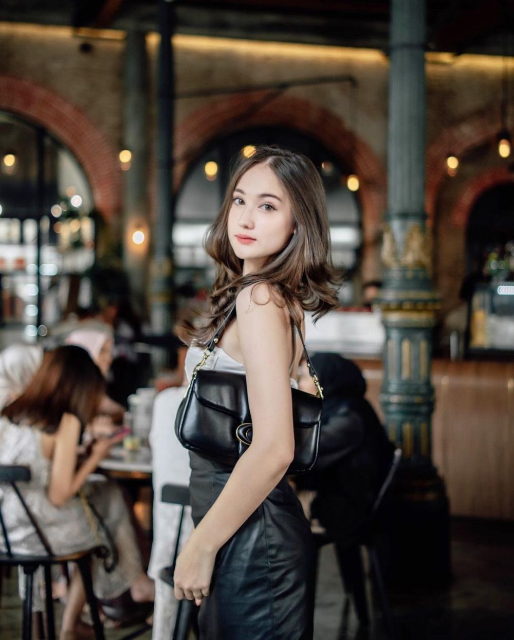Meski usianya masih belasan tahun, 11 artis wanita yang kerap tampil dewasa