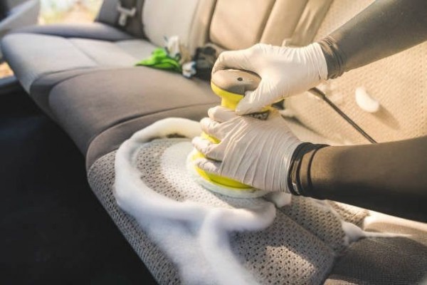 Tips Bersihkan Jok Mobil Sesuai Bahan, Gampang Banget!