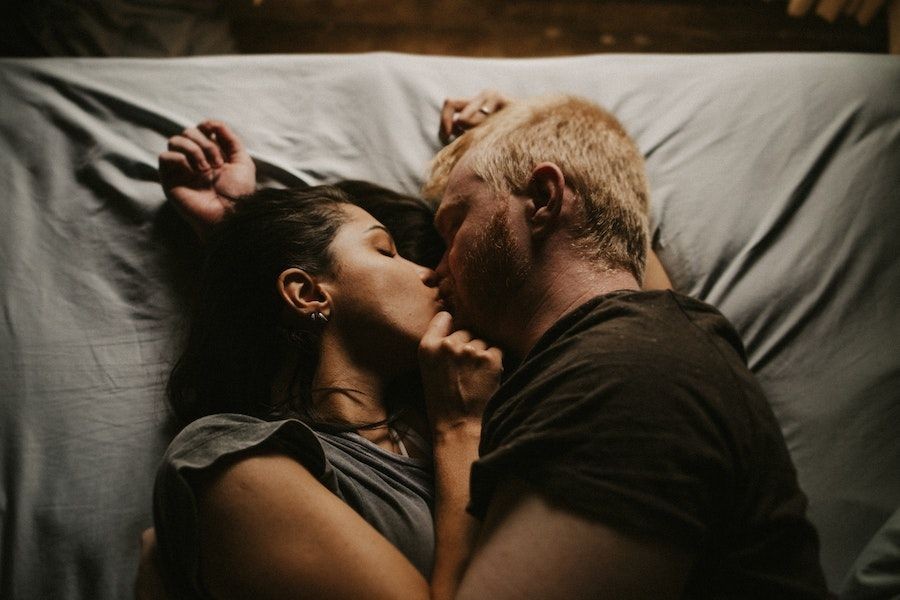 5 Cara Membedakan Orgasme Asli dan Palsu saat Bercinta