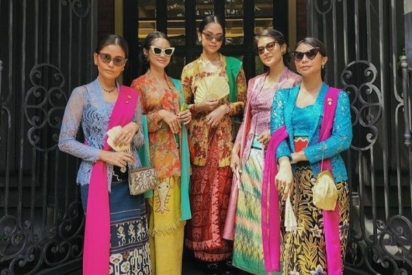 Kebaya Goes To Unesco Para Artis Kampanye Kebaya 