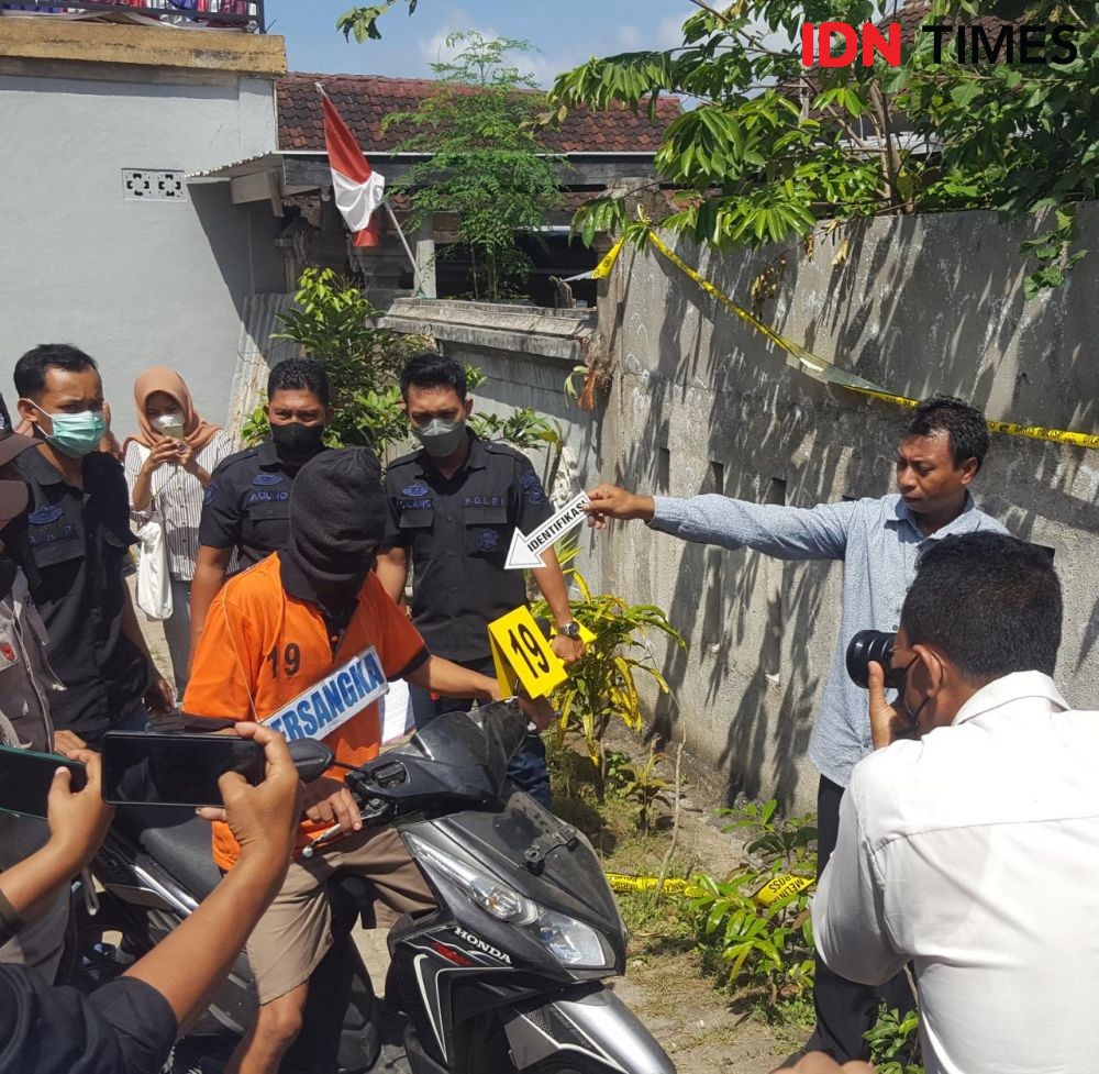 Tersangka Peragakan 27 Adegan Pembunuhan Seorang Guru TK di Lombok