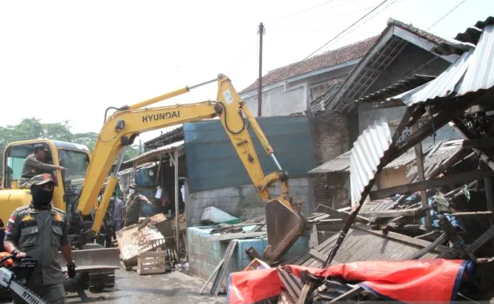 Puluhan Bangunan PKL di Pasar Cimol Cikande Dibongkar