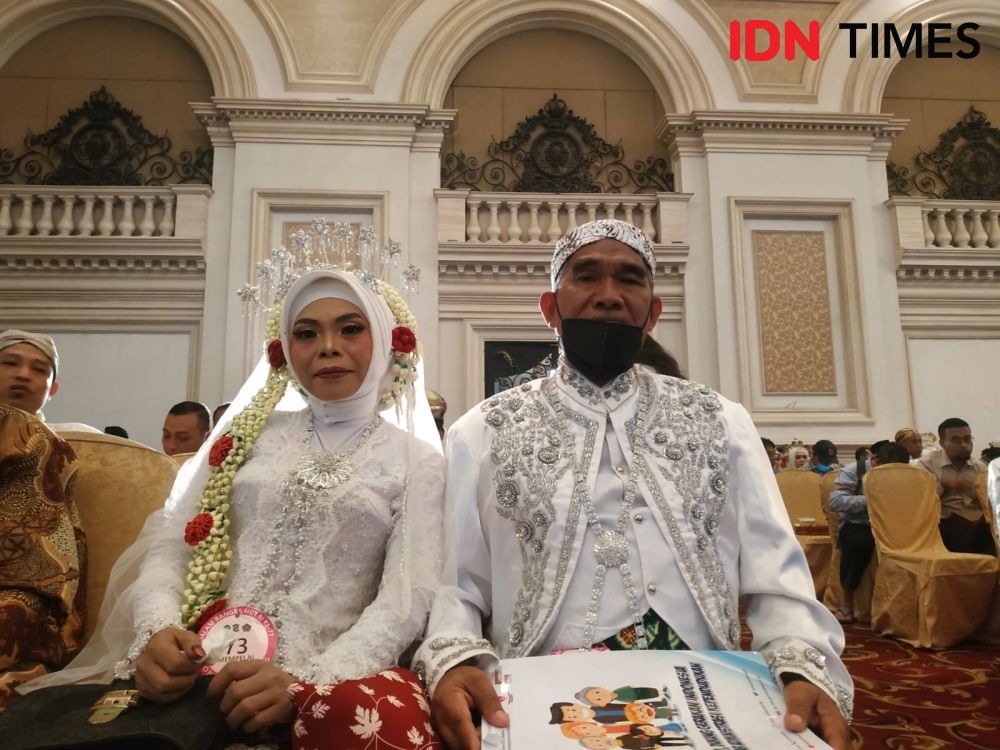 Punya 7 Cucu, Pasangan Ini Ikut Nikah Massal di Surabaya