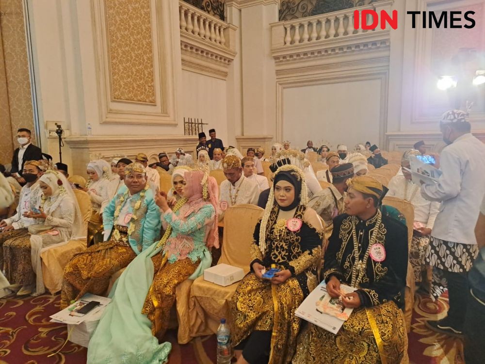 Punya 7 Cucu, Pasangan Ini Ikut Nikah Massal di Surabaya