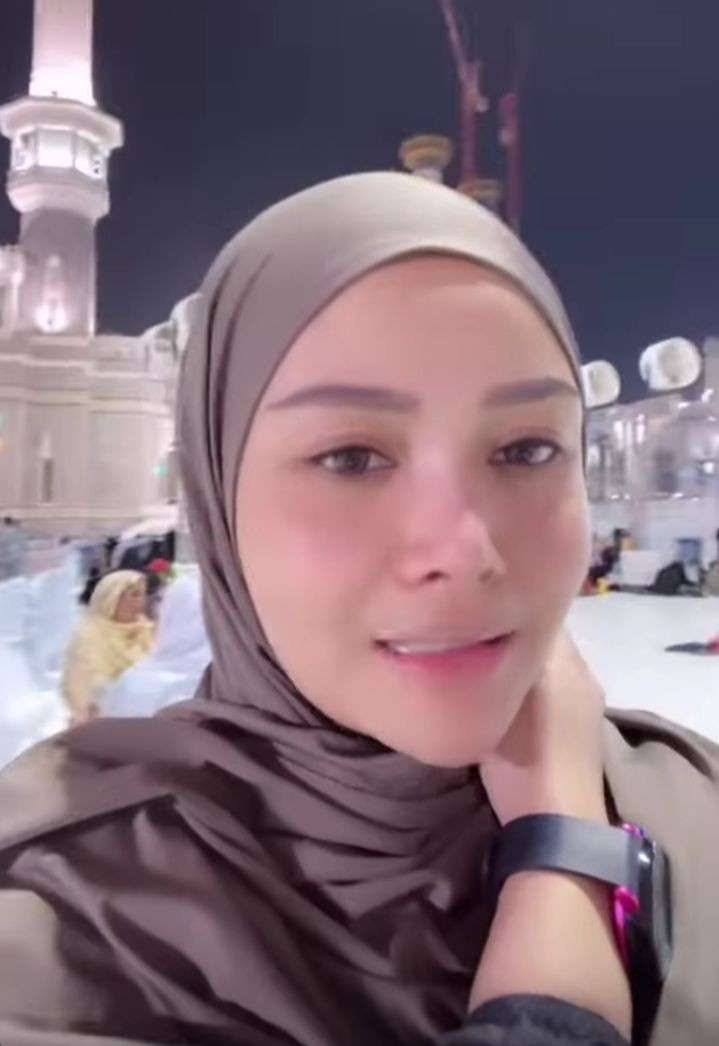 Tunaikan Ibadah Umrah, 10 Potret Manis Mawar AFI Dalam Hijab