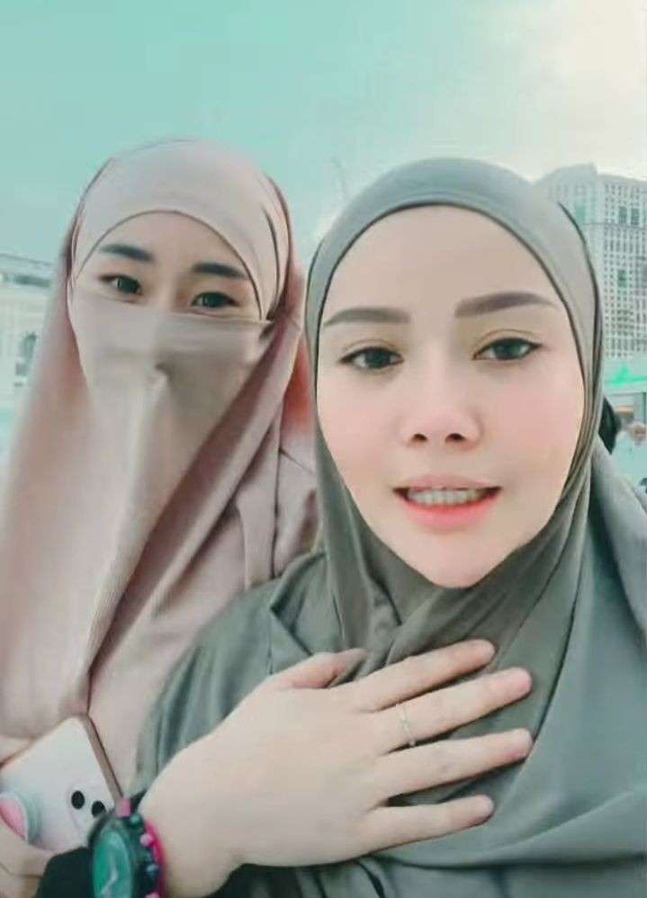 Tunaikan Ibadah Umrah, 10 Potret Manis Mawar AFI Dalam Hijab