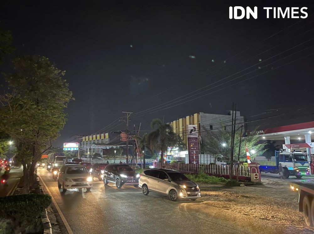 BBM Dikabarkan Naik Besok, Antrean Kendaraan Jejali SPBU Palembang