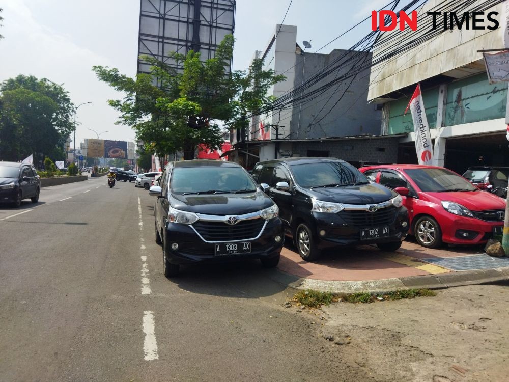 Duh, Trotoar Jalan Protokol di Kota Serang Jadi Lahan Parkir