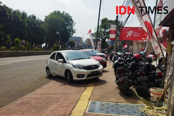 Duh, Trotoar Jalan Protokol di Kota Serang Jadi Lahan Parkir