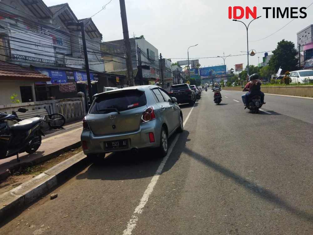 Duh, Trotoar Jalan Protokol di Kota Serang Jadi Lahan Parkir