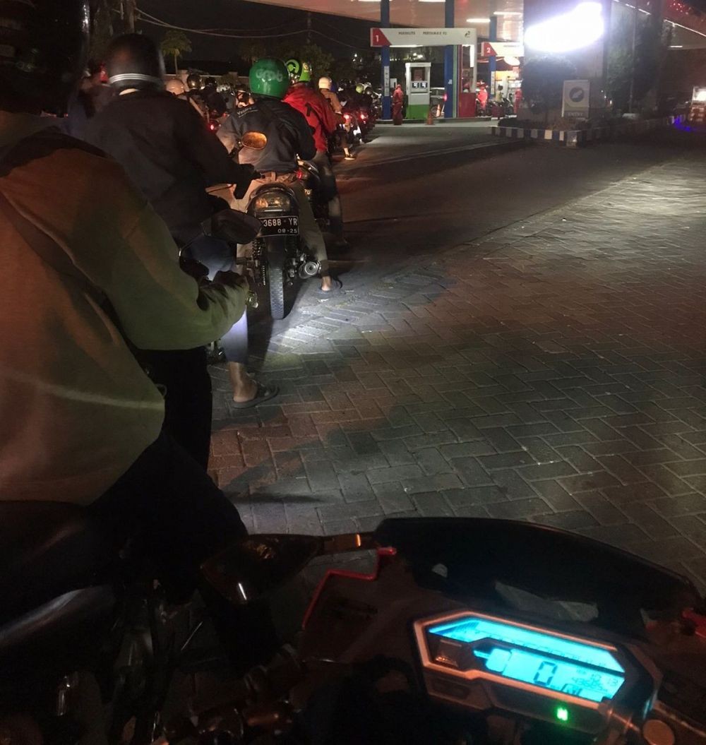 Rencana Kenaikan BBM Bikin Sambat dan Panic Buying Pekerja di Surabaya