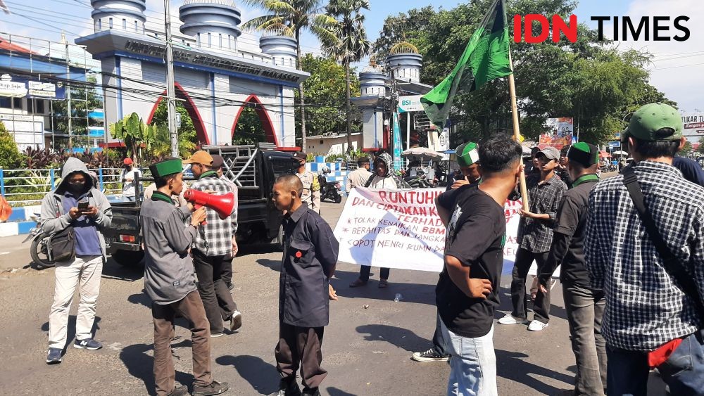 Demo di Makassar Tolak Harga BBM Naik , Mahasiswa-Polisi Saling Kejar