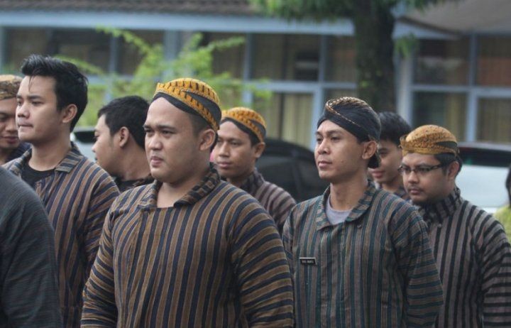 6 Fakta Menarik Pakaian Adat Surjan, Lambang Baju Adat Yogyakarta