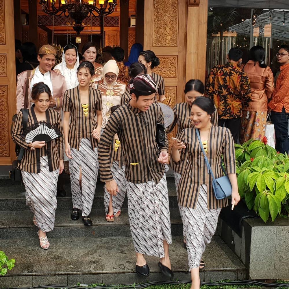 6 Fakta Menarik Pakaian Adat Surjan, Lambang Baju Adat Yogyakarta