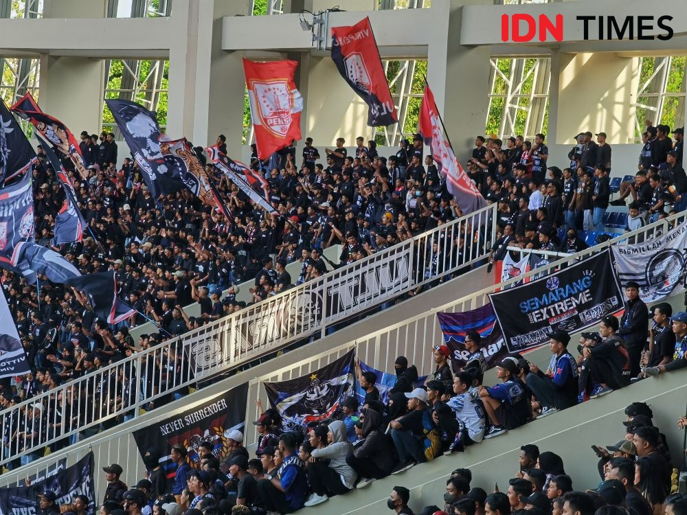 Potret Pertandingan Persis Solo vs PSIS Semarang di Stadion Manahan