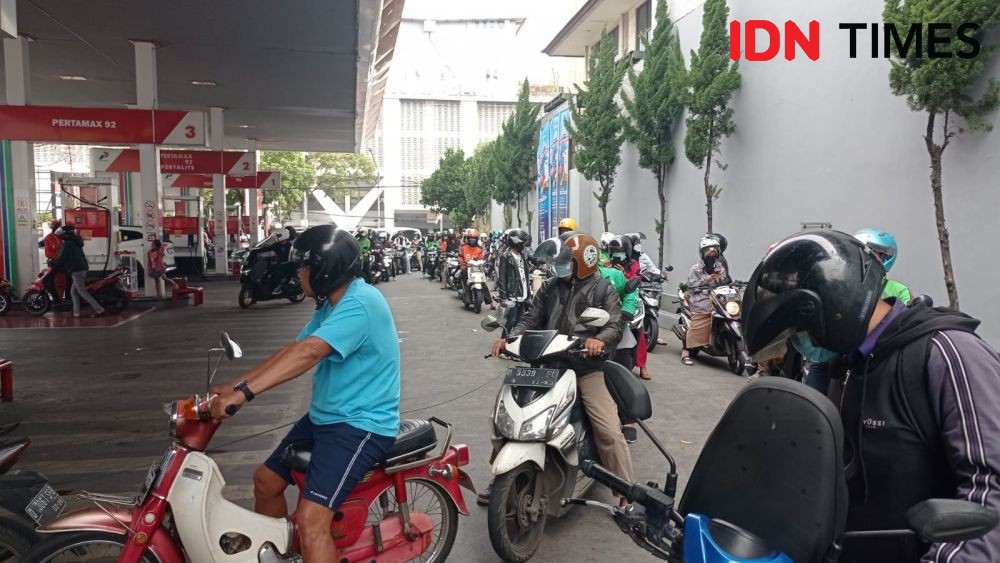Harga BBM Subsidi Naik, SPBU Kota Bandung Dipenuhi Antrean Ojol