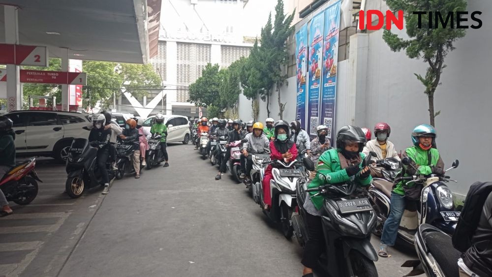 Harga BBM Subsidi Naik, SPBU Kota Bandung Dipenuhi Antrean Ojol