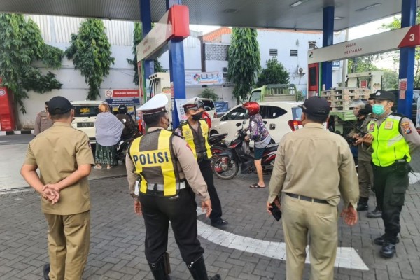 BBM Naik, Polisi di Surabaya Jaga SPBU