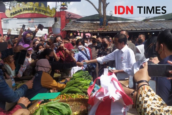 Tinjau Pasar Pasir Gintung, Jokowi dan Istri Borong Rampai dan Terung