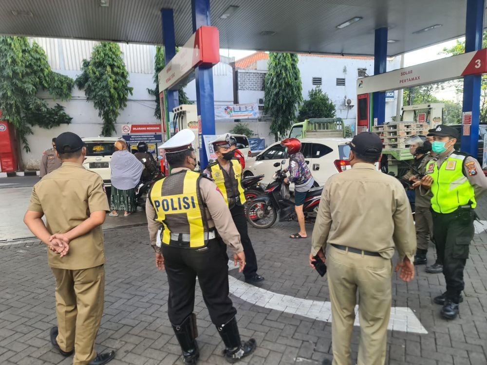 BBM Naik, Polisi di Surabaya Jaga SPBU