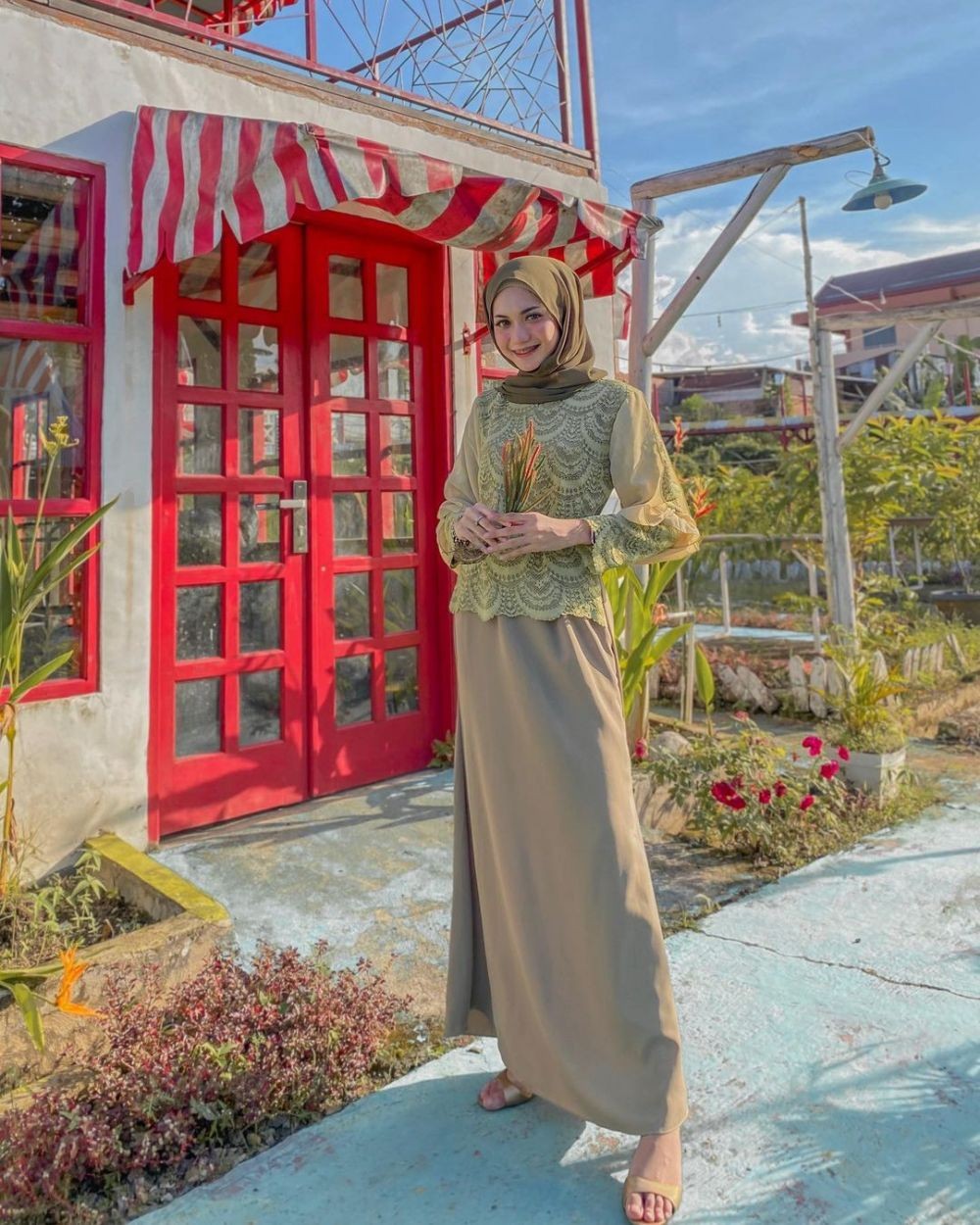 9 Outfit Brokat Kondangan Ala Selebgram, Manis!