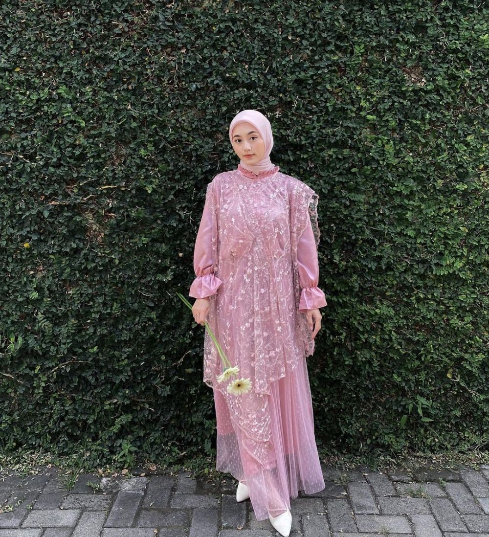 9 Outfit Brokat Kondangan Ala Selebgram, Manis!