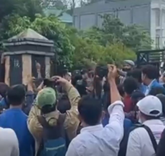 Demo Mahasiswa Kenaikan Harga BBM, Menjebol Pagar Gedung DPRD Tarakan