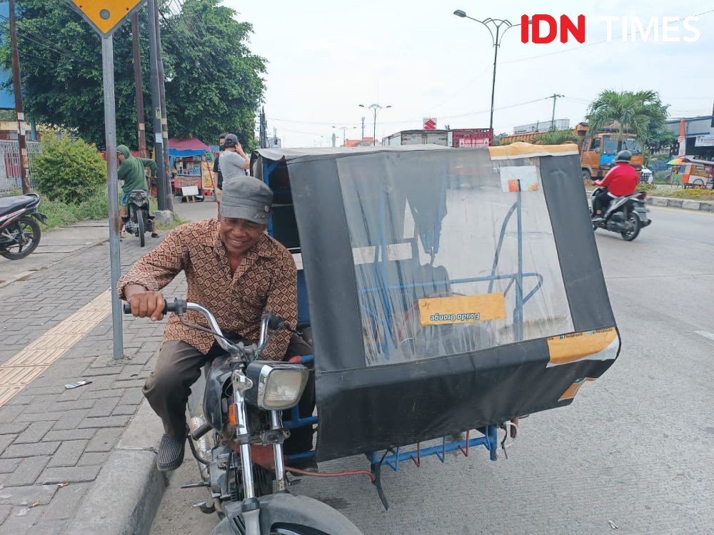 Keluh Kesah Tukang Becak Motor di Medan: BBM Mahal, Penumpang Gak Ada