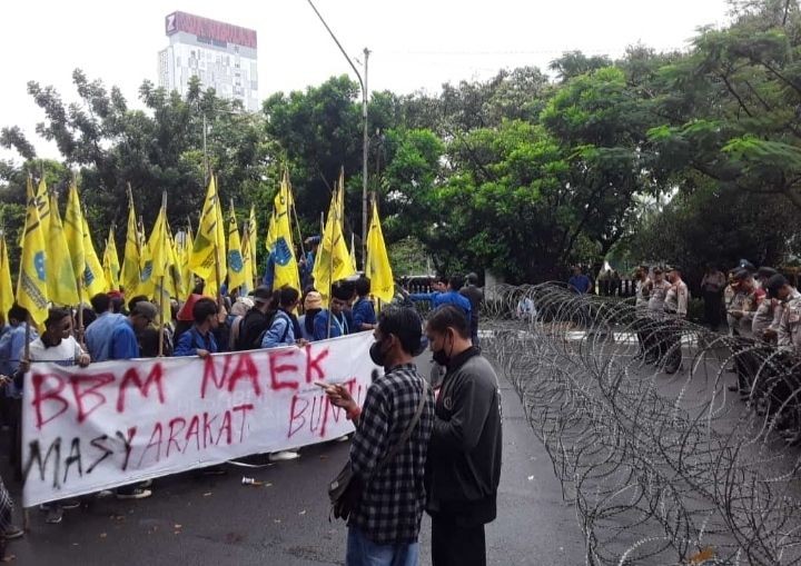 Hujan Bubarkan Demonstasi Mahasiswa Tolak Kenaikan BBM di Palembang 