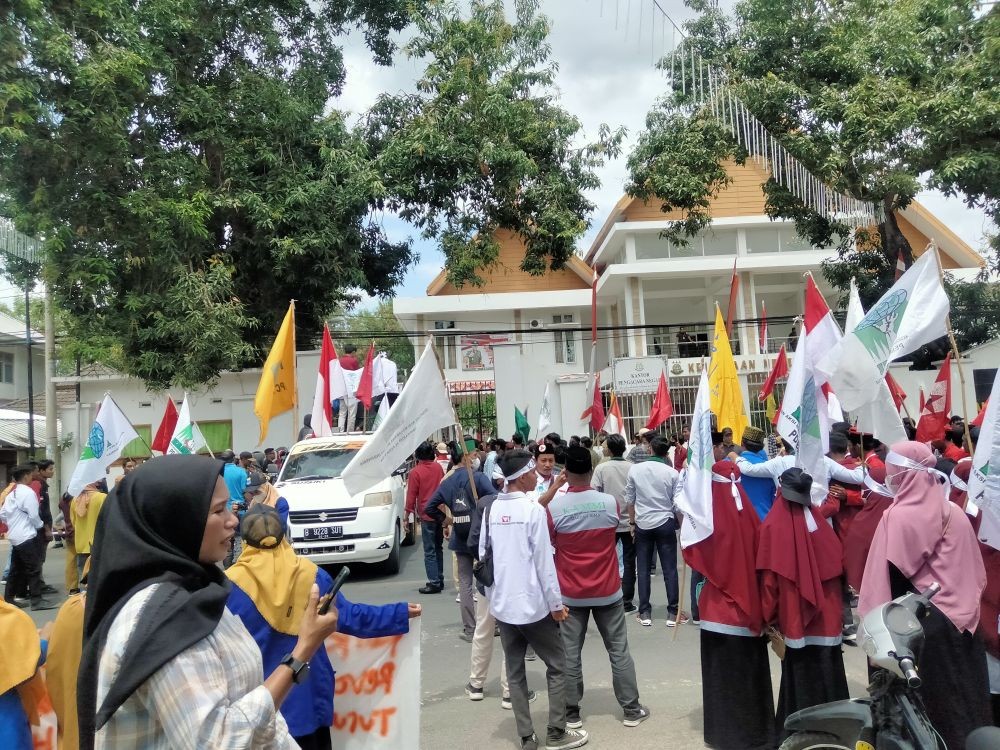 Demo Korupsi Bansos, Mahasiswa Robohkan Gerbang Kantor Kejari Bima