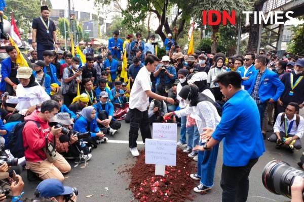 Demo Tolak Kenaikan Harga BBM, Massa PMII Buat Makam