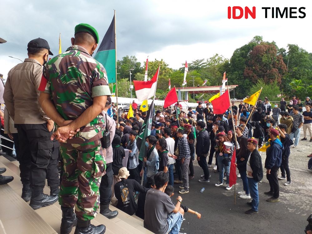 Mahasiswa Manado dan Partai Buruh Demo Tolak Harga BBM di DPRD Sulut