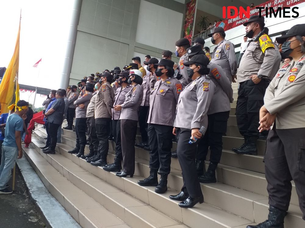 Mahasiswa Manado dan Partai Buruh Demo Tolak Harga BBM di DPRD Sulut