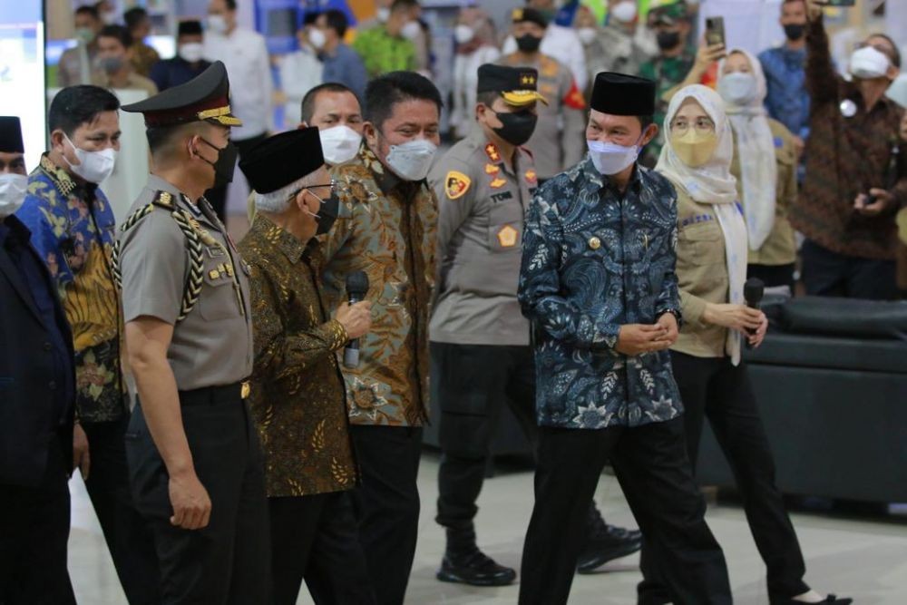 Ma'ruf Amin Serahkan BLT BBM ke Masyarakat Palembang