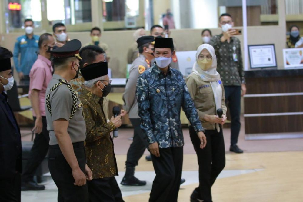 Ma'ruf Amin Serahkan BLT BBM ke Masyarakat Palembang