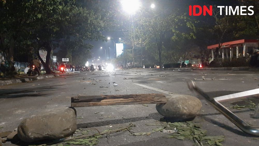 Massa Demo BBM di Makassar Blokade Jalan dengan Batu dan Kayu