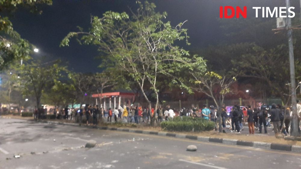 Massa Demo BBM di Makassar Blokade Jalan dengan Batu dan Kayu