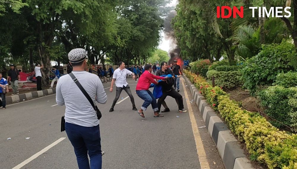 Bentrok Demo BBM di Aceh, Tiga Polisi dan Sejumlah Mahasiswa Luka-Luka