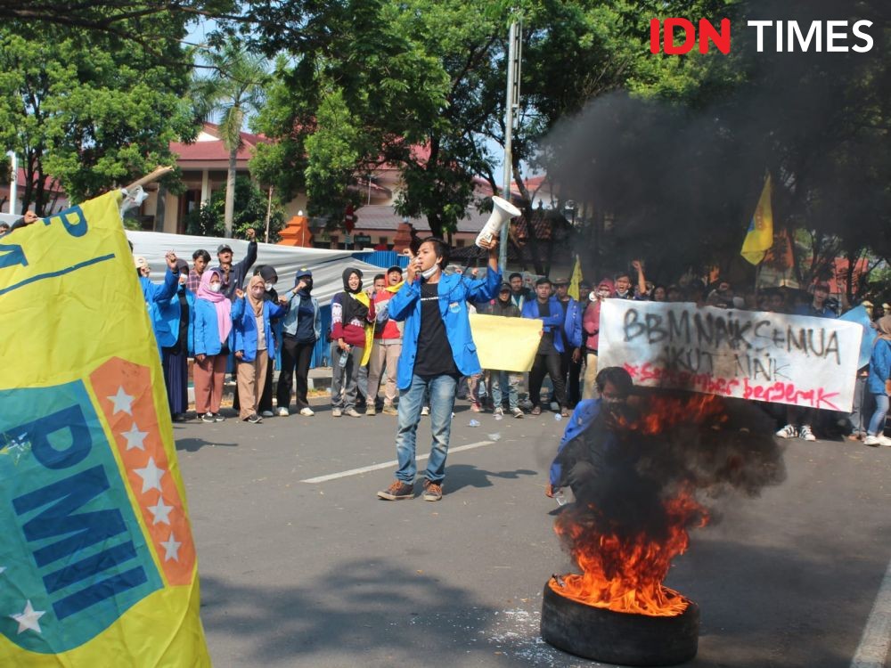 Dobrak Gedung DPRD, Massa PMII Cirebon Tolak Kenaikan Harga BBM