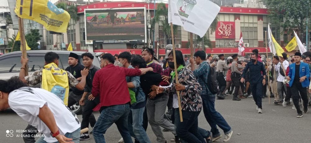 [BREAKING] Ma'ruf Amin Diadang Mahasiswa Demo Kenaikan Harga BBM di Palembang