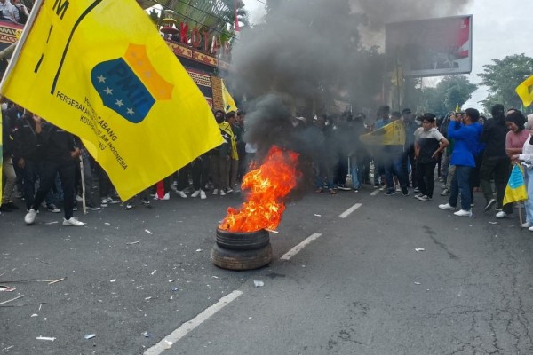 Demo Mahasiswa Tolak Kenaikan BBM, Pagar DPRD Bandar Lampung Roboh