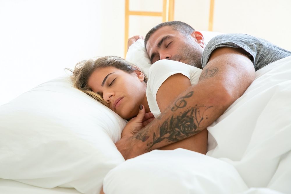 7 Tips Tidur Bersama Pasangan Agar Lebih Hangat