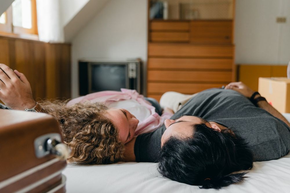 7 Tips Tidur Bersama Pasangan Agar Lebih Hangat