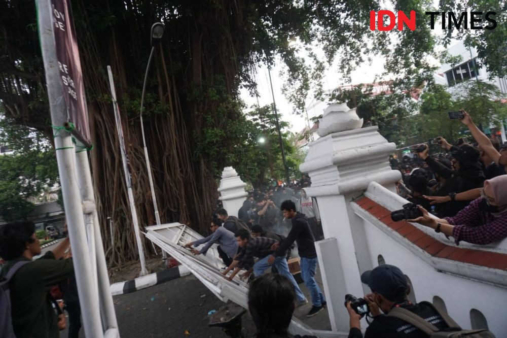 Demo Kenaikan BBM, Massa Robohkan Pagar Halaman DPRD DI Yogyakarta 