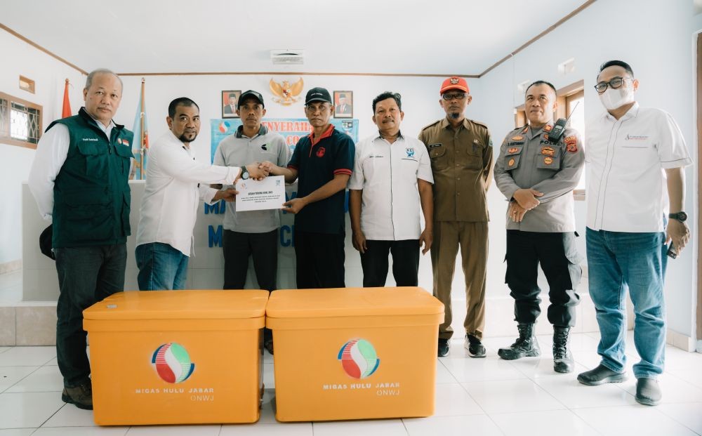 Jaga Kualitas, PT MUJ ONWJ Berikan Bantuan Puluhan Cool Box untuk Nelayan 