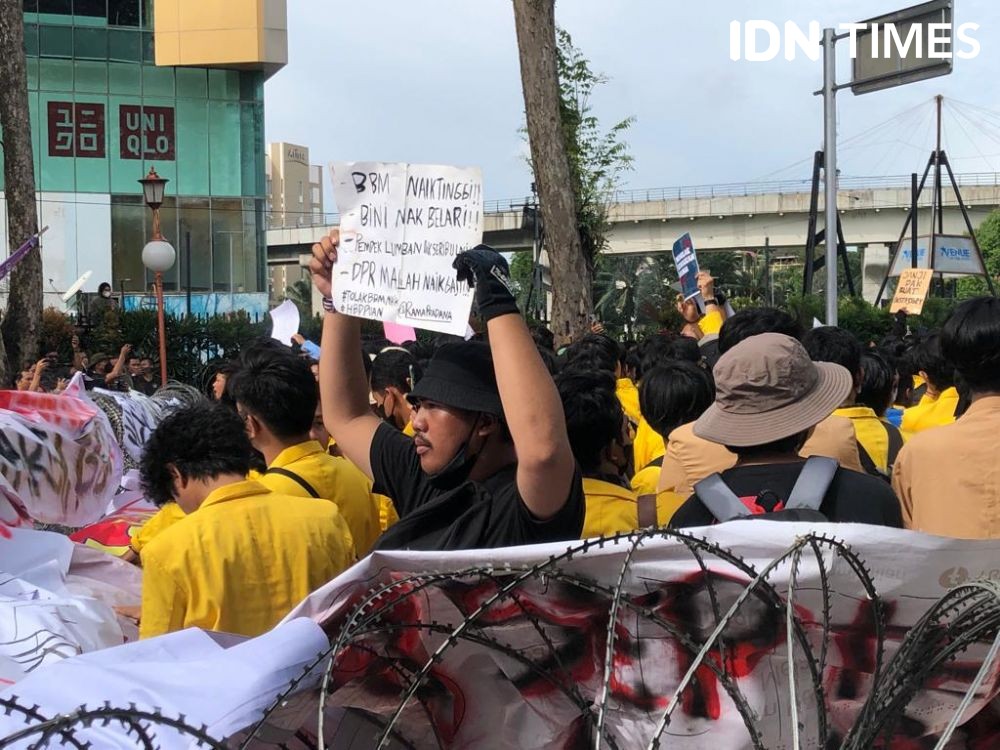 Demo Tolak Harga BBM di Palembang Ricuh, Polisi Pukul Mundur Massa