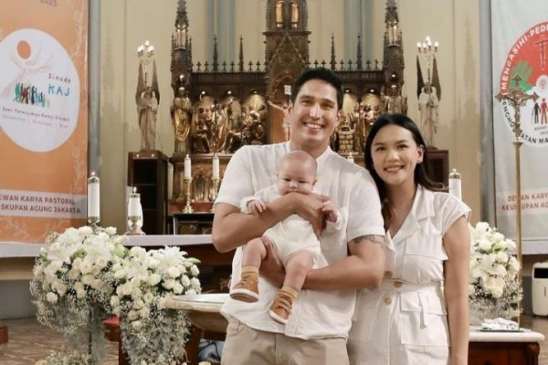 10 Momen Khidmat Pembaptisan Baby Archie Anak Marcel Chandrawinata