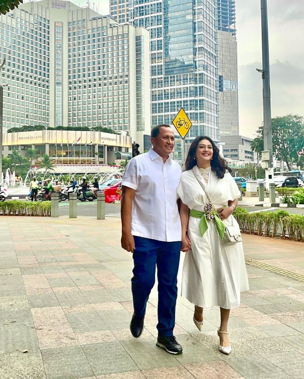 10 Potret Harmonis Bella Saphira Dan Suami, Anniversary Ke-9