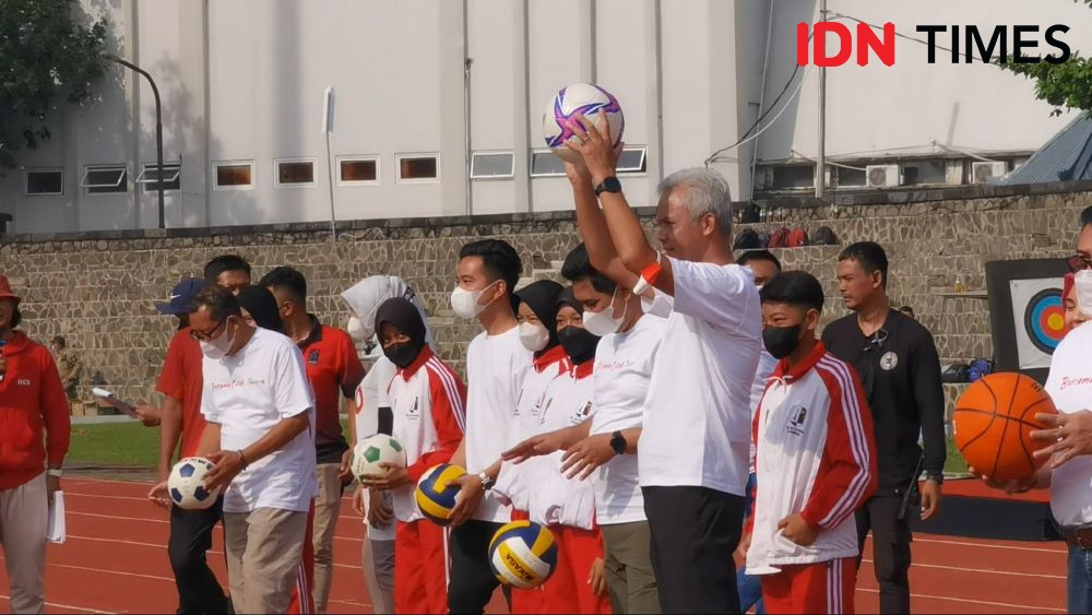 Ganjar dan Gibran Senam Bareng di Sriwedari Solo, Seragam Kaos Putih