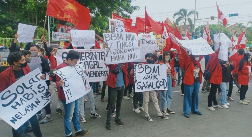 Demo Tolak Kenaikan BBM di Tuban, Mahasiswa dan Polisi Nyaris Ricuh